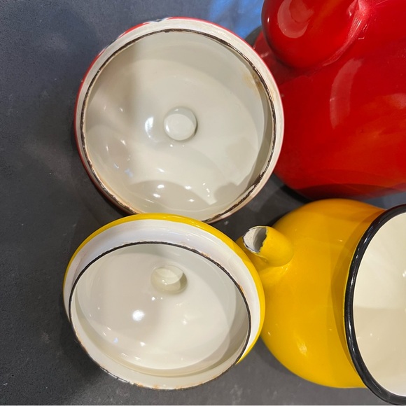 2 metal kettles